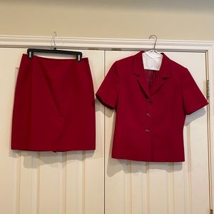 Kasper short sleeve 2-piece suit.